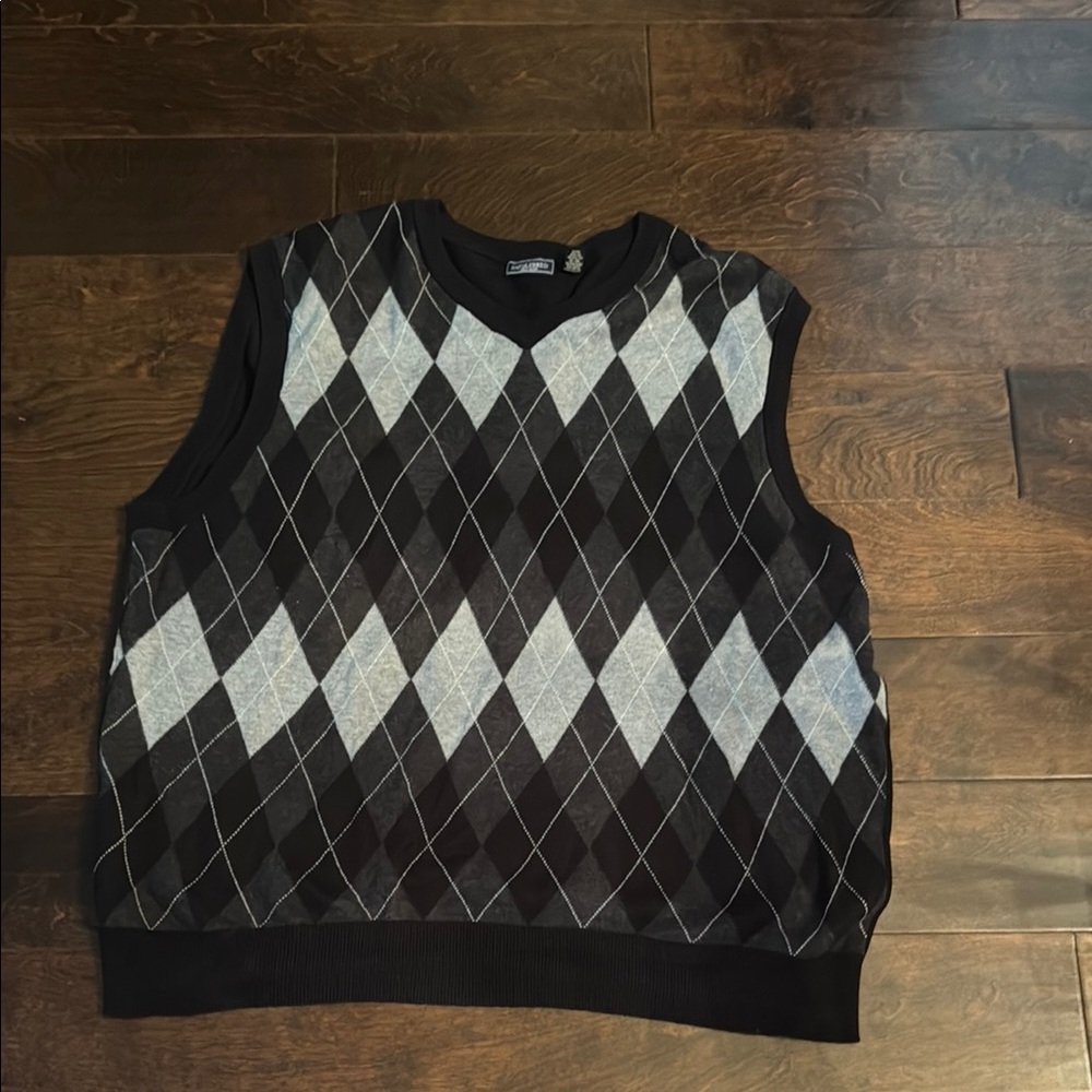 Saddlebred Argyle Sweater Vest in Black and White